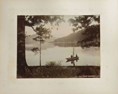 JAPON Époque MEIJI (1868 1912) Album comprenant vingt -sept photographies rehaussées...