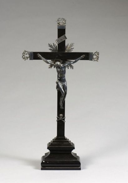 null Crucifix en argent et bois noirci. Fin du XIXe siècle. Hauteur: 62 cm