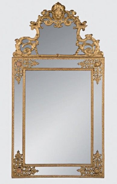 null Miroir en bois doré à décor de masques et feuillages. Époque Louis XV. Glaces...
