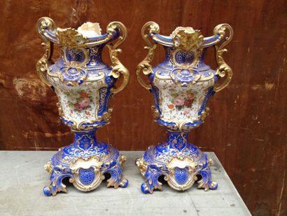 null Paire de vases en porcelaine de Paris polychrome et or à décor rocaille, de...