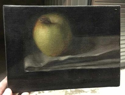 Isabel de SELVA (XXème siècle) Nature morte à la pomme Huile sur toile, contresignée...