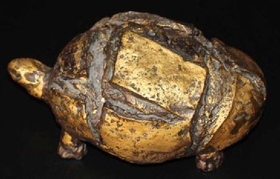 D'après Salvador DALI (1909 -1989) La tortue pain Bronze à patine brun doré Sans...