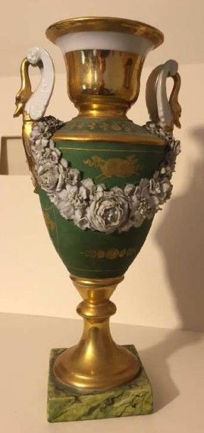 null Vase balustre en porcelaine vert et or, à deux anses col de cygne, guirlandes...