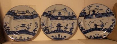 null Trois assiettes en porcelaine de chine à décor bleu et blanc de pagodes Diam:...