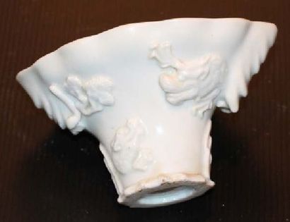 null Petite coupe polylobée ovale en porcelaine de Chine blanche à décor en relief...