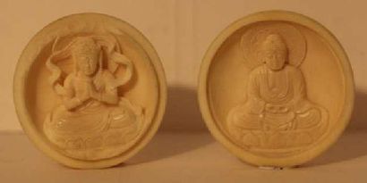 null Petite boite en ivoire l'intérieur découvrant deux bouddhas. Travail Extrême...