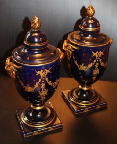 null Paire de vases couverts en porcelaine bleu nuit et or de style Louis XVI. Accidents...
