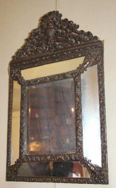 null Miroir en tôle repoussé à décor feuillagé Style Louis XVI
