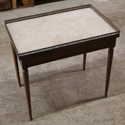 null Table en bois naturel, pieds fuselés, plateau de marbre à galerie Style Louis...