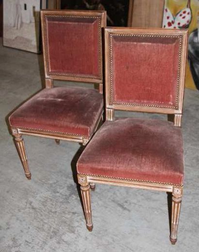 null Suite de six chaises en bois naturel mouluré, pieds cannelés et rudentés Style...