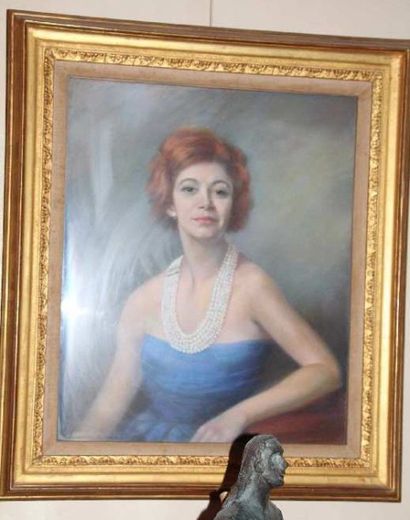 Raphaël MANOHEZ? (XXème siècle) Femme au collier de perles, 1960 Pastel Signé en...