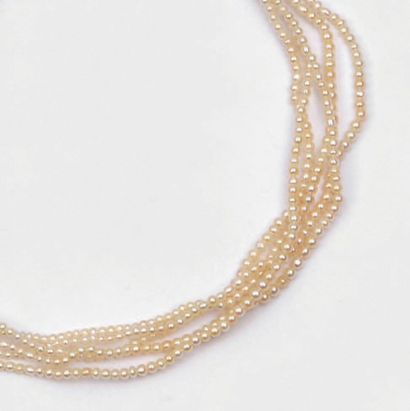 null Collier composé de cinq rangs de perles (probablement fines, non certifiées)...