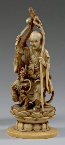JAPON - Epoque MEIJI (1868 - 1912) 
Okimono en ivoire, moine assis tenant un sceptre,...