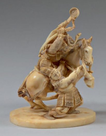 JAPON - Epoque MEIJI (1868 - 1912) 
Okimono en ivoire, cavalier combattant un samouraï...
