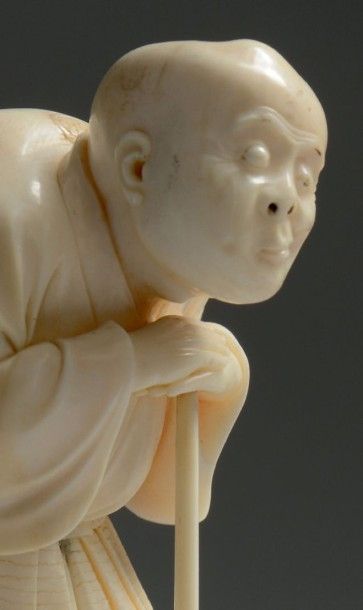 JAPON - Epoque MEIJI (1868 - 1912) 
Okimono en ivoire, aveugle debout appuyé sur...