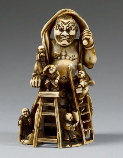 JAPON - Epoque MEIJI (1868 - 1912) 
Okimono en ivoire, artisans sculptant une statue...