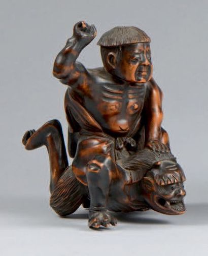 JAPON - Epoque MEIJI (1868 - 1912) 
Okkimono en bois à patine brune, personnage assis...