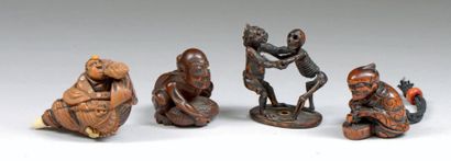 JAPON - Epoque MEIJI (1868 - 1912) 
Ensemble de petits statuettes et netsuké en bois...
