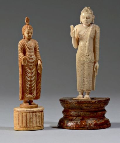 null Deux statuettes de bouddha debout en ivoire à patine jaune (petits manques).
Ceylan,...