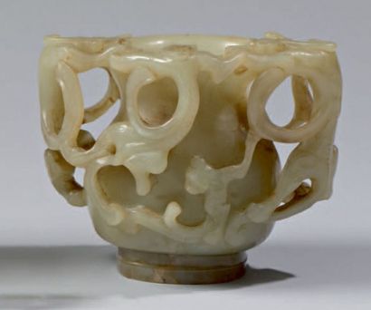 CHINE - XIXe siècle 
Vase de forme balustre en néphrite céladon à décor sculpté en...