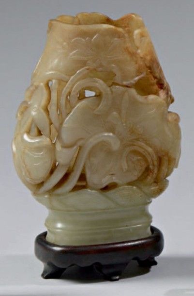 CHINE - XXe siècle 
Vase à panse basse en néphrite céladon à décor sculpté et ajouré...