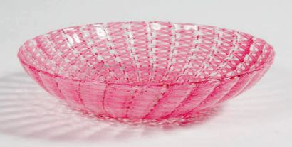 VENINI 
Coupe ouverte en verre, à décor filigrané «a retortoli» rose et blanc.
Non...