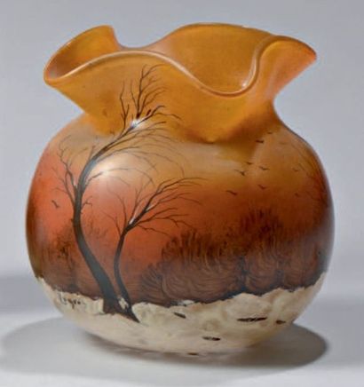 François Théodore LEGRAS (1839-1916) 
Vase boule verre multicouche à col évasé gravé...