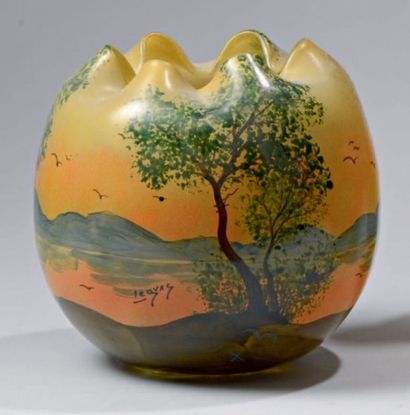 François Théodore LEGRAS (1839-1916) 
Vase boule, verre multicouche à col évasé gravé...