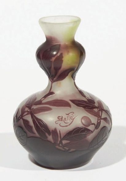 Émile GALLÉ (1846-1904) 
Vase bilobé en verre multicouche à décor de sorbier violine...