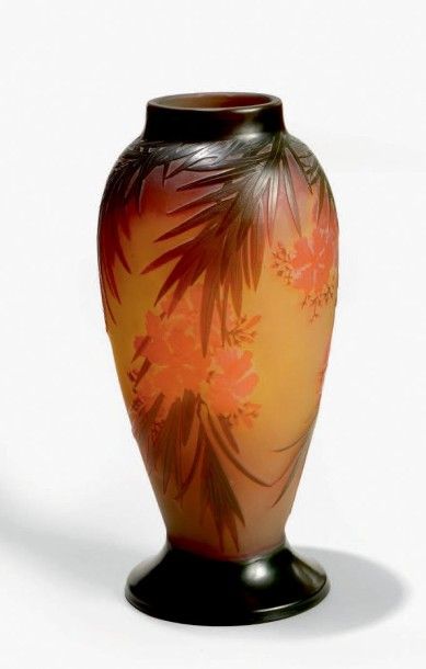 Émile GALLÉ (1846-1904) 
Vase ovoïde à col annulaire sur piédouche. Epreuve en verre...