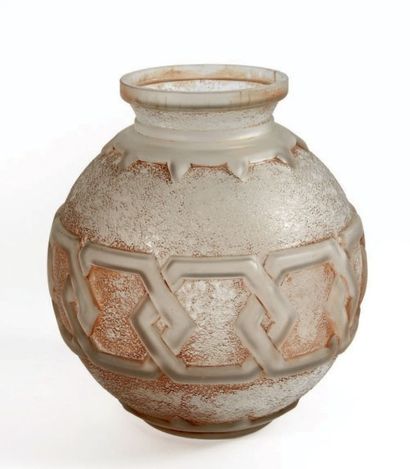 DAUM Nancy France, circa 1930 
Vase boule en verre blanc soufflé moulé et patiné...