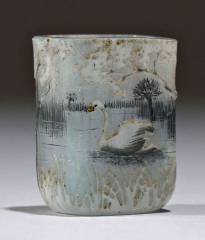 DAUM NANCY, France 
Vase miniature en verre multicouche décoré à l'acide d'un cygne...