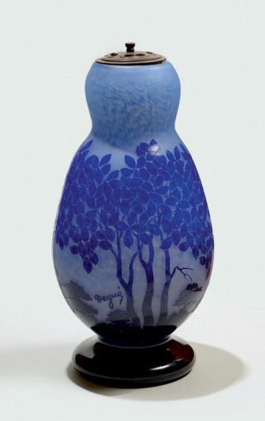 DEGUE 
Vase à corps balustre renflé sur piédouche. Epreuve en verre marmoréen bleu...