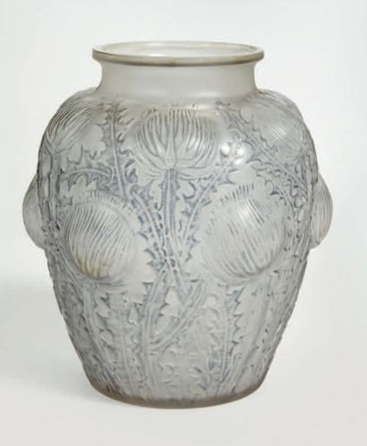 R. LALIQUE FRANCE 
Vase Domrémy dit aussi vase chardons en verre blanc soufflé moulé...