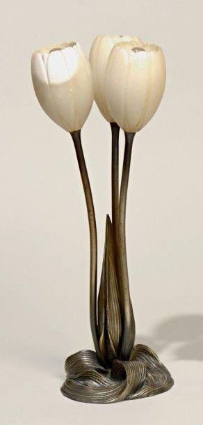 Albert CHEURET 
Lampe de table «trois tulipes» à corps en bronze et cache ampoules...