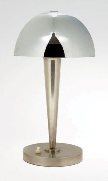 PERZEL Paris 
Lampe de bureau en métal chromé à base circulaire lestée, fût cornet...