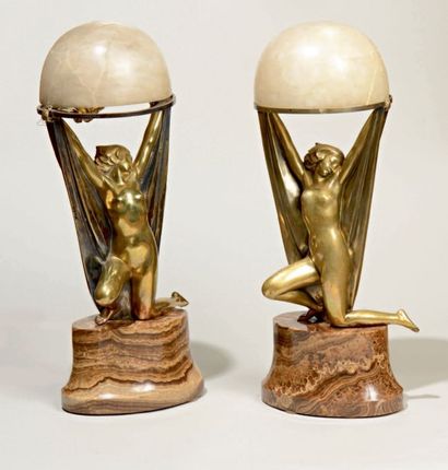 Alexandre KÉLÉTY (1918-1940) 
Paire de lampes en bronze doré à décor de deux femmes...