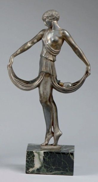 FAYRAL dit Pierre LE FAGUAYS (1892-1962) 
Danseuse à la robe plissée
Lampe en régule...