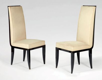 Jean PASCAUD (1903-1996) 
Paire de chaises à haut dossier à bâti, ceinture et piétement...