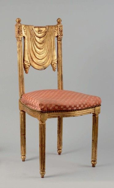 null Chaise en bois doré à dossier plat à décor d'une draperie, les montants et pieds...
