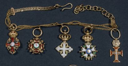 null Brochette de cinq décorations miniatures dont la croix de Saint Stanislas. En...
