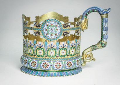 OVCHINNIKOV Magnifique porte-verre à thé en vermeil et émail polychrome cloisonné,...