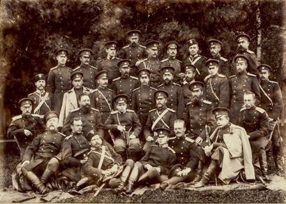 null Groupe d’officiers, dont le grand-duc Boris Vladimirovitch (1877-1943). Photographie....