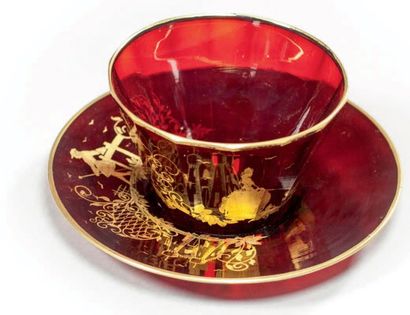 null Tasse à thé et sa soucoupe en verre couleur rubis à décor en or, la tasse sans...