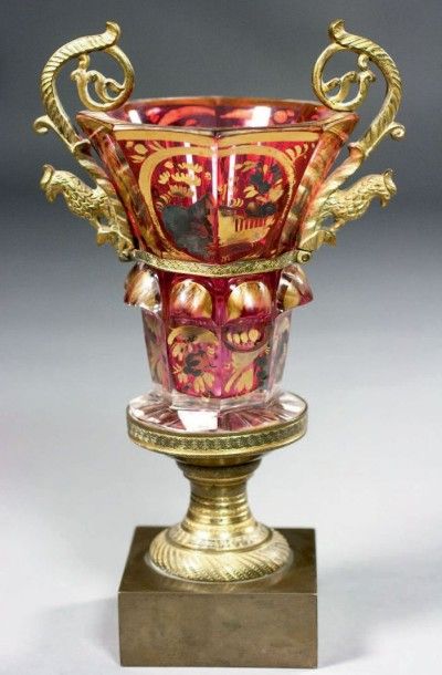 null Rare vase en verre couleur rubis de forme évasée, taillé à pans coupés, à décor...