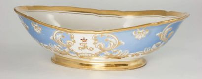 null Saladier en porcelaine à décor de rinceaux dorés et large bandeau bleu pâle...