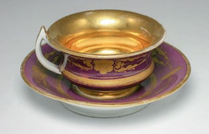 null Tasse à thé et sa soucoupe en porcelaine à décor doré sur fond lilas. Au revers,...