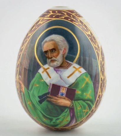 null Oeuf de Pâques en porcelaine à décor polychrome, représentant saint Nicolas...