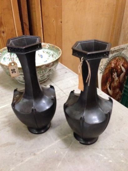 null Paire de vases balustres à pans coupés. Bronze. Japon. Vers 1900. Haut. : 31...