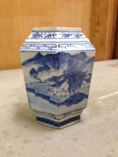 null Vase à pans coupés en porcelaine à décor en monochrome bleu d'un paysage. Chine....
